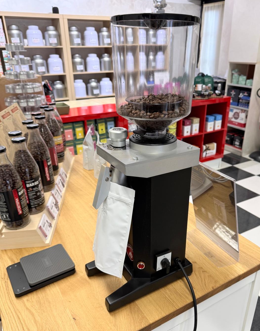 Il macinacaffè al banco del negozio INFUSA